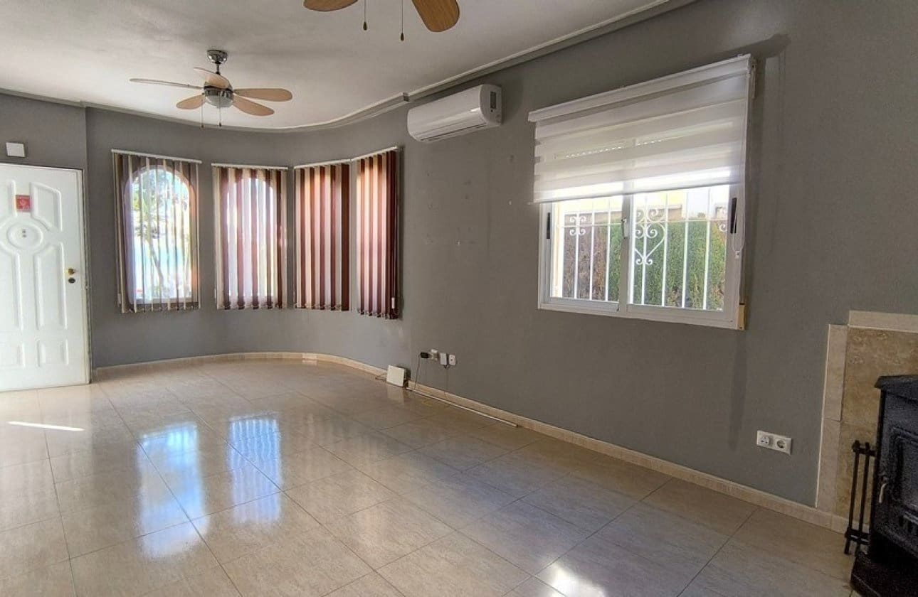 3 bedroom Villa for sale in Algorfa with pool - € 207,000 (Ref: 9652390)