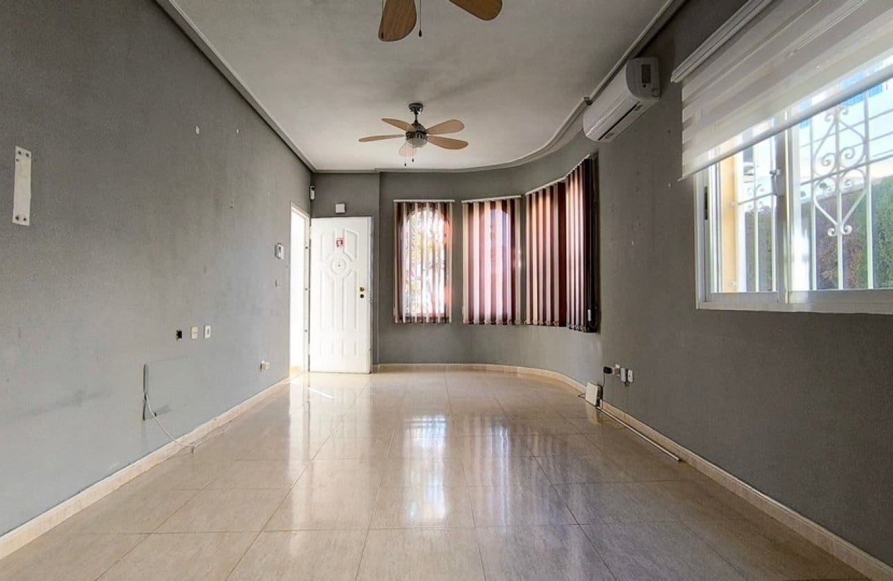 3 bedroom Villa for sale in Algorfa with pool - € 207,000 (Ref: 9652390)