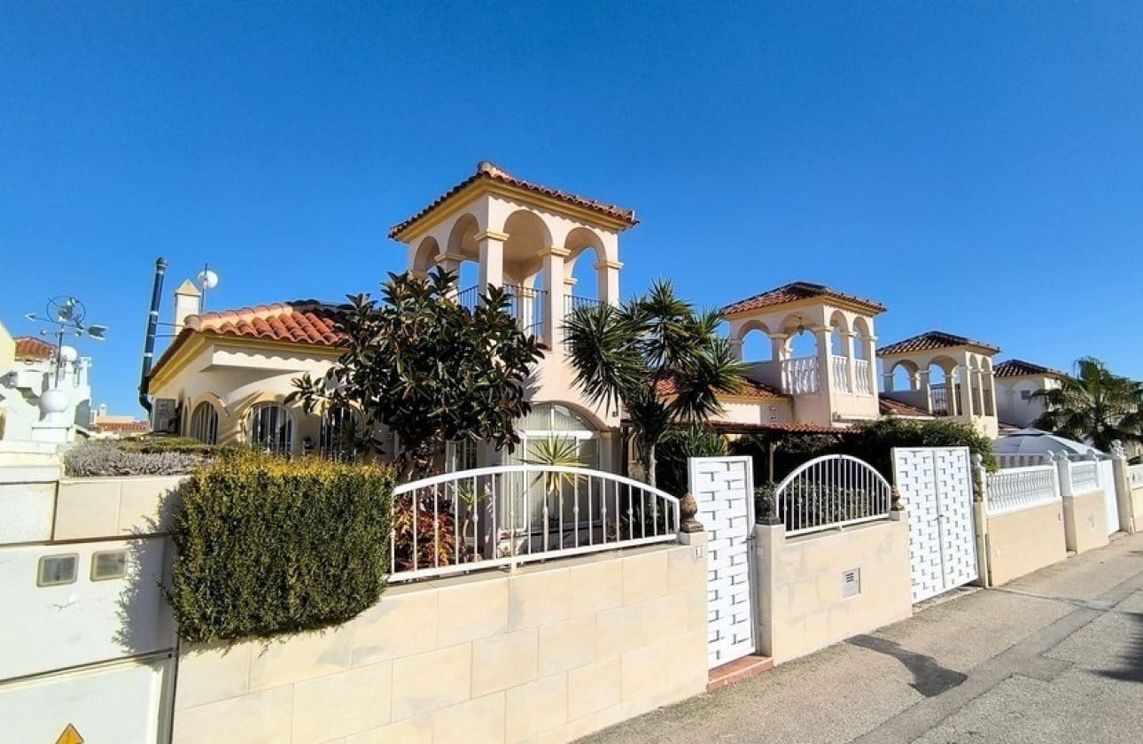 3 bedroom Villa for sale in Algorfa with pool - € 207,000 (Ref: 9652390)