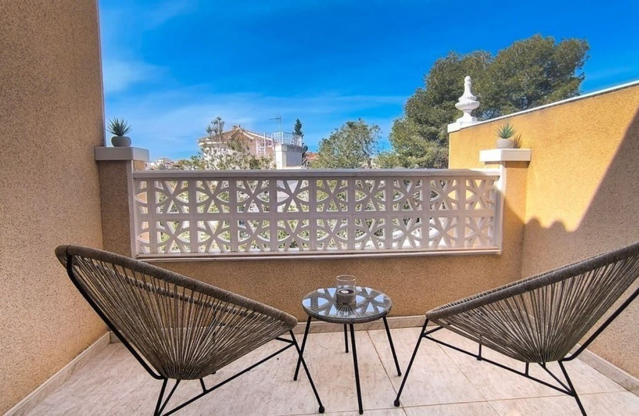 2 soverom Hus til salgs i Ciudad Quesada med svømmebasseng garasje - € 265 000 (Ref: 9652393)