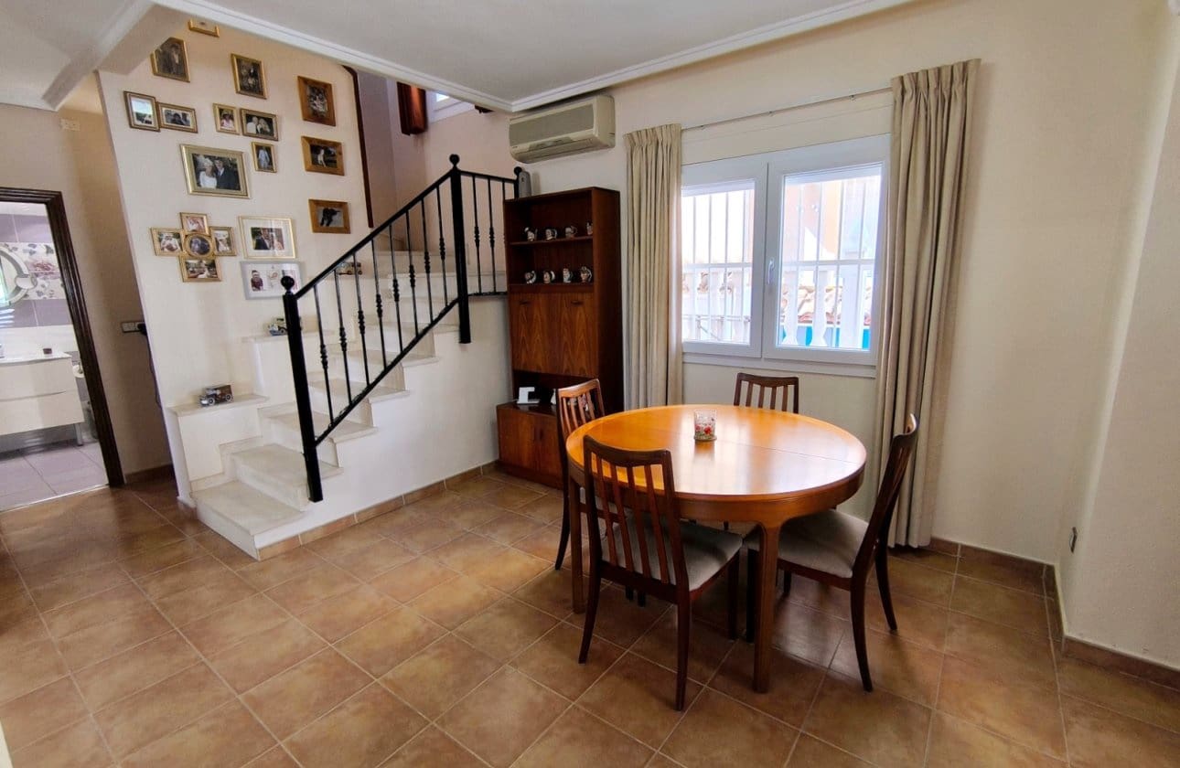 3 soverom Kjedet enebolig til salgs i Algorfa med svømmebasseng garasje - € 185 000 (Ref: 9713876)