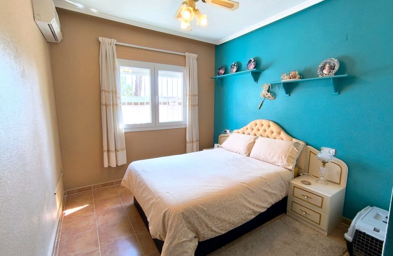 3 soverom Kjedet enebolig til salgs i Algorfa med svømmebasseng garasje - € 185 000 (Ref: 9713876)