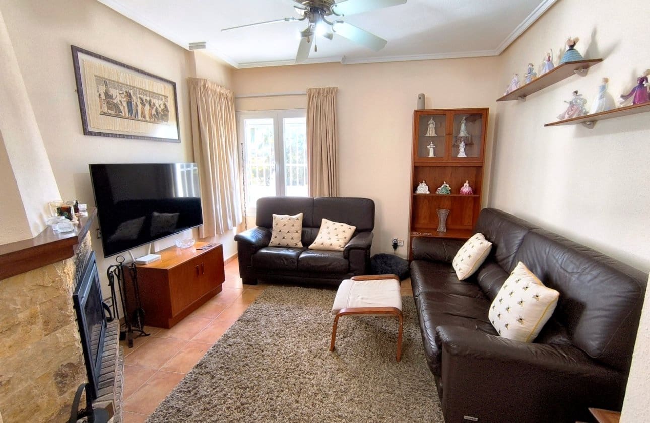 3 soverom Kjedet enebolig til salgs i Algorfa med svømmebasseng garasje - € 185 000 (Ref: 9713876)