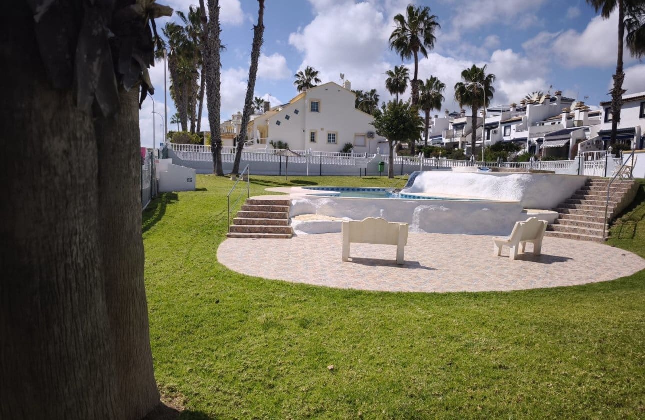 2 slaapkamer Bungalow te koop in Orihuela Costa met zwembad - € 229.000 (Ref: 9809410)