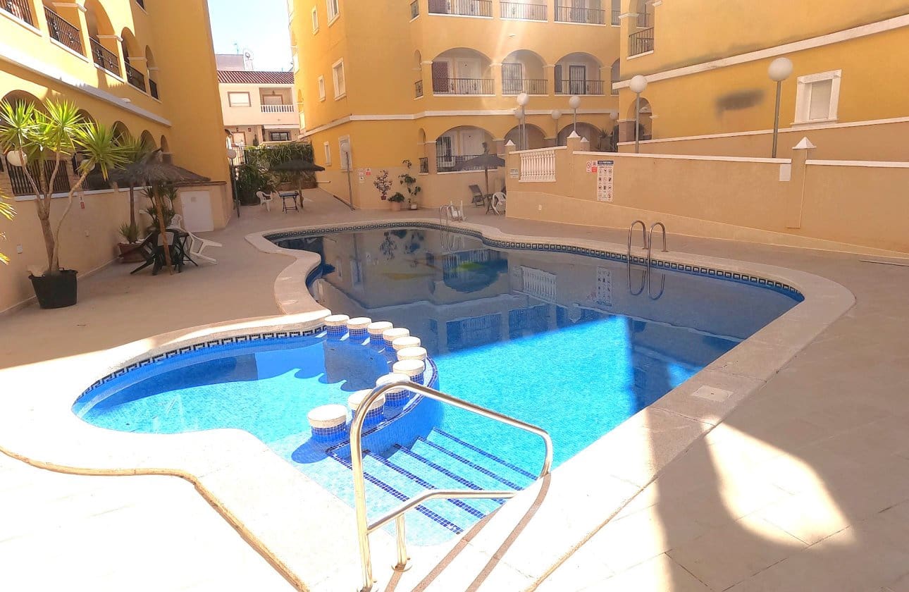 2 bedroom Apartment for sale in Algorfa with pool - € 115,000 (Ref: 9809411)