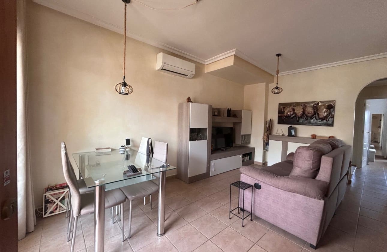 2 Zimmer Apartment zu verkaufen in Jacarilla mit Pool - 108.000 € (Ref: 9809412)