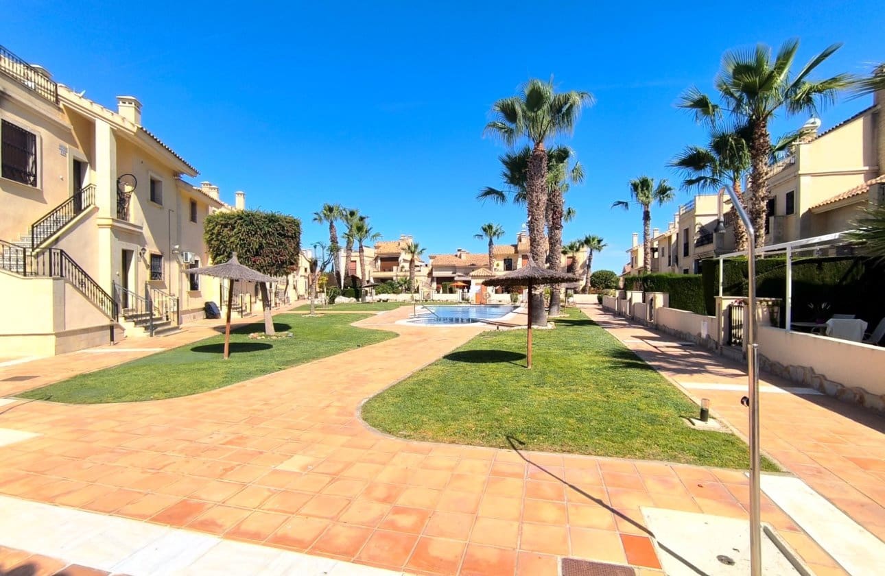 2 bedroom Bungalow for sale in Algorfa with pool garage - € 249,950 (Ref: 9816396)