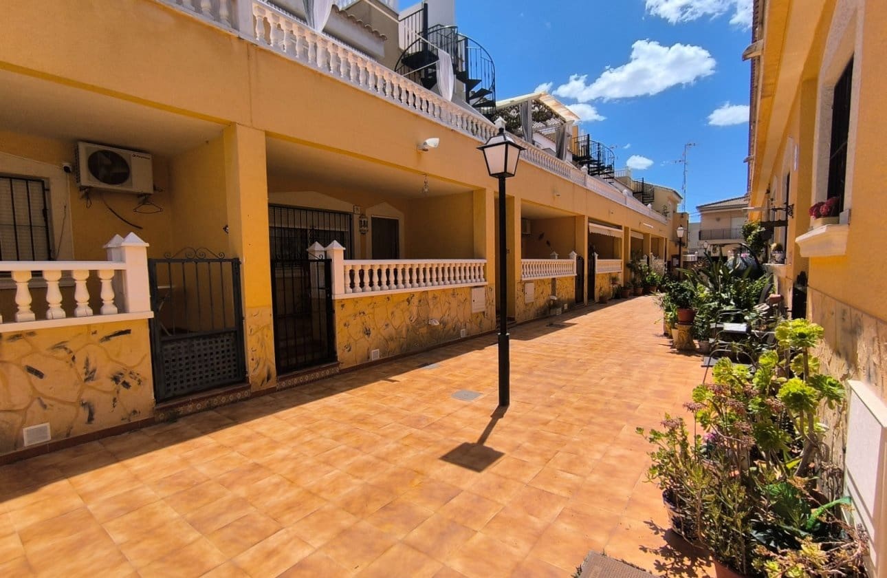 2 bedroom Apartment for sale in Orihuela - € 85,000 (Ref: 9816397)