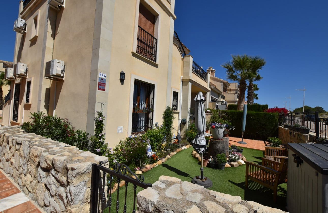 2 bedroom Apartment for sale in Algorfa with pool - € 210,000 (Ref: 9861347)