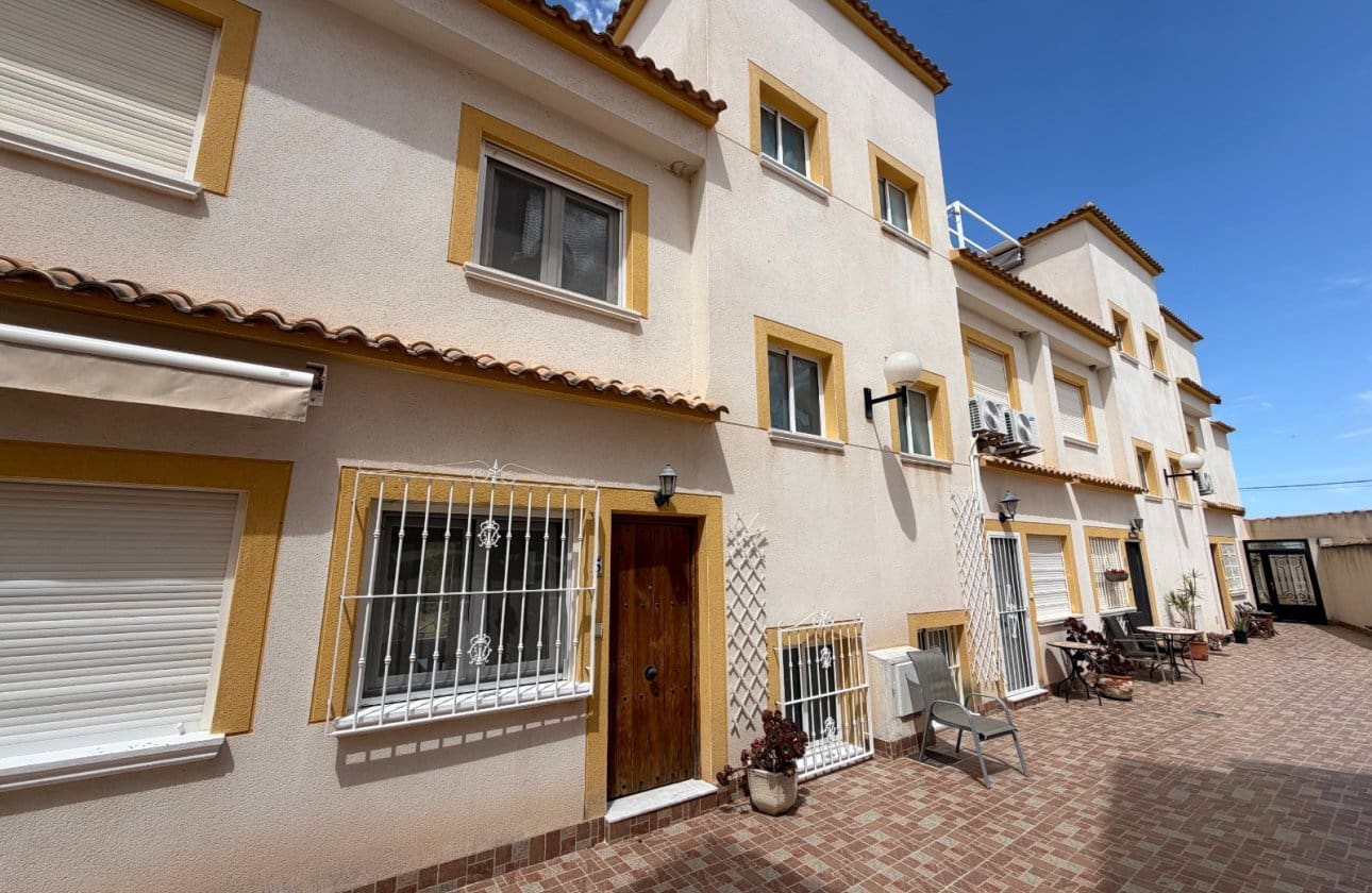 2 bedroom Townhouse for sale in Torremendo with pool - € 119,995 (Ref: 9972252)