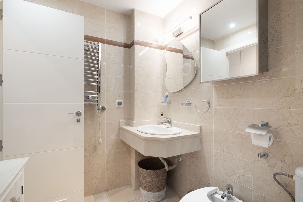 Apartamento de 2 habitaciones en Benalmadena Costa en venta con piscina garaje - 375.000 € (Ref: 10074880)