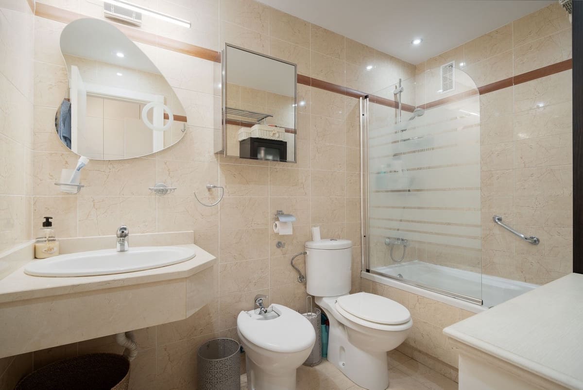 Apartamento de 2 habitaciones en Benalmadena Costa en venta con piscina garaje - 375.000 € (Ref: 10074880)