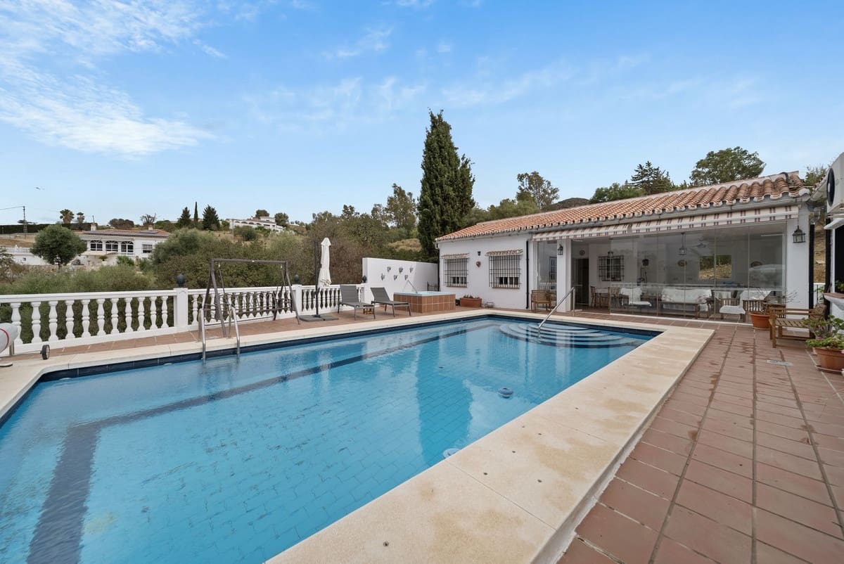 4 soveværelse Villa til salg i Almogia med swimmingpool garage - € 337.500 (Ref: 8542017)