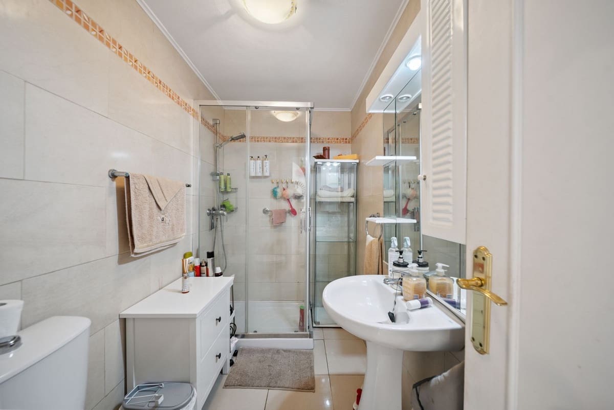 2 bedroom Apartment for sale in Torremolinos with pool - € 345,000 (Ref: 9096291)