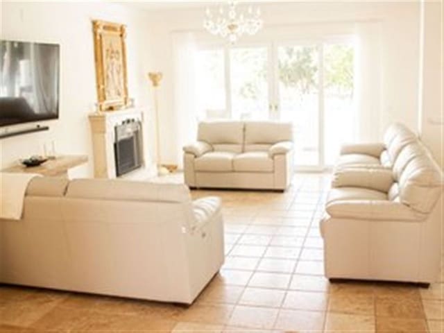 6 Zimmer Villa zu verkaufen in Benalmadena Costa, Benalmádena mit Pool - 1.100.000 € (Ref: 9239517)