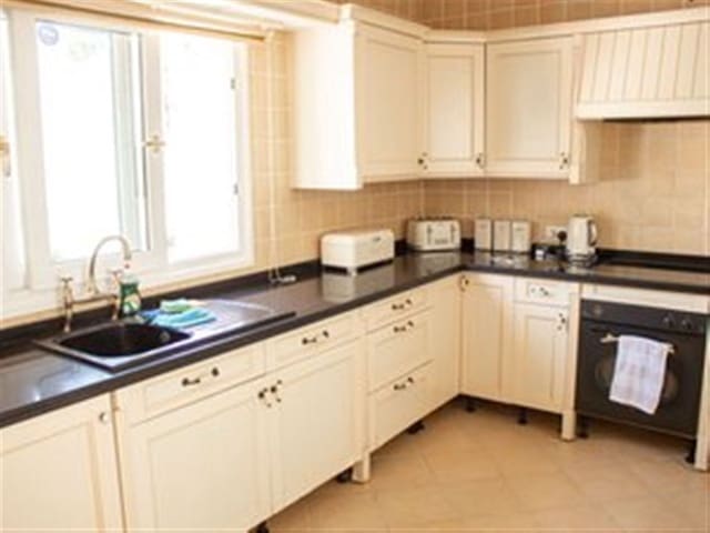 6 Zimmer Villa zu verkaufen in Benalmadena Costa, Benalmádena mit Pool - 1.100.000 € (Ref: 9239517)