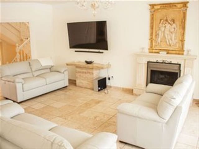 6 Zimmer Villa zu verkaufen in Benalmadena Costa, Benalmádena mit Pool - 1.100.000 € (Ref: 9239517)