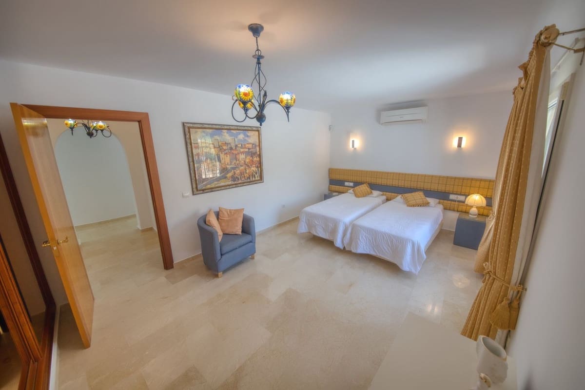 4 sypialnia Willa na sprzedaż w Benalmadena z basenem - 1 250 000 € (Ref: 9647690)