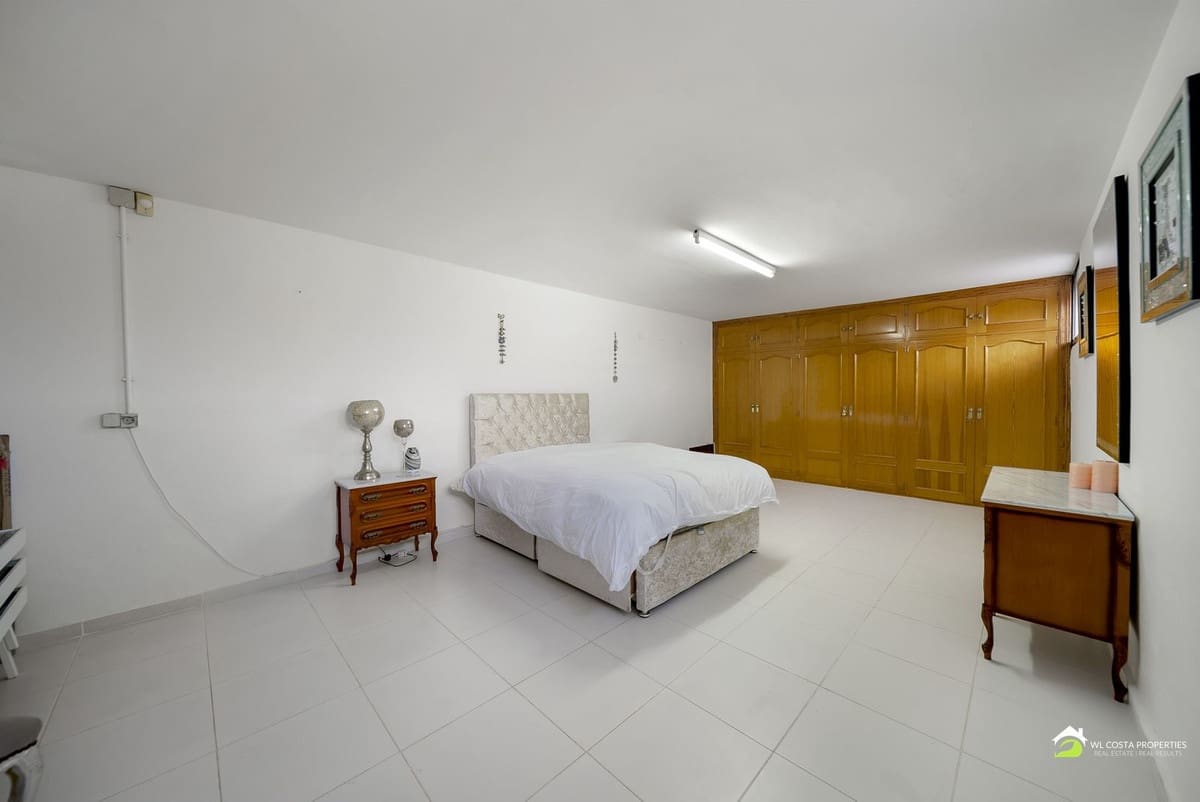 3 bedroom Villa for sale in Benalmadena Costa with pool - € 699,000 (Ref: 9647691)