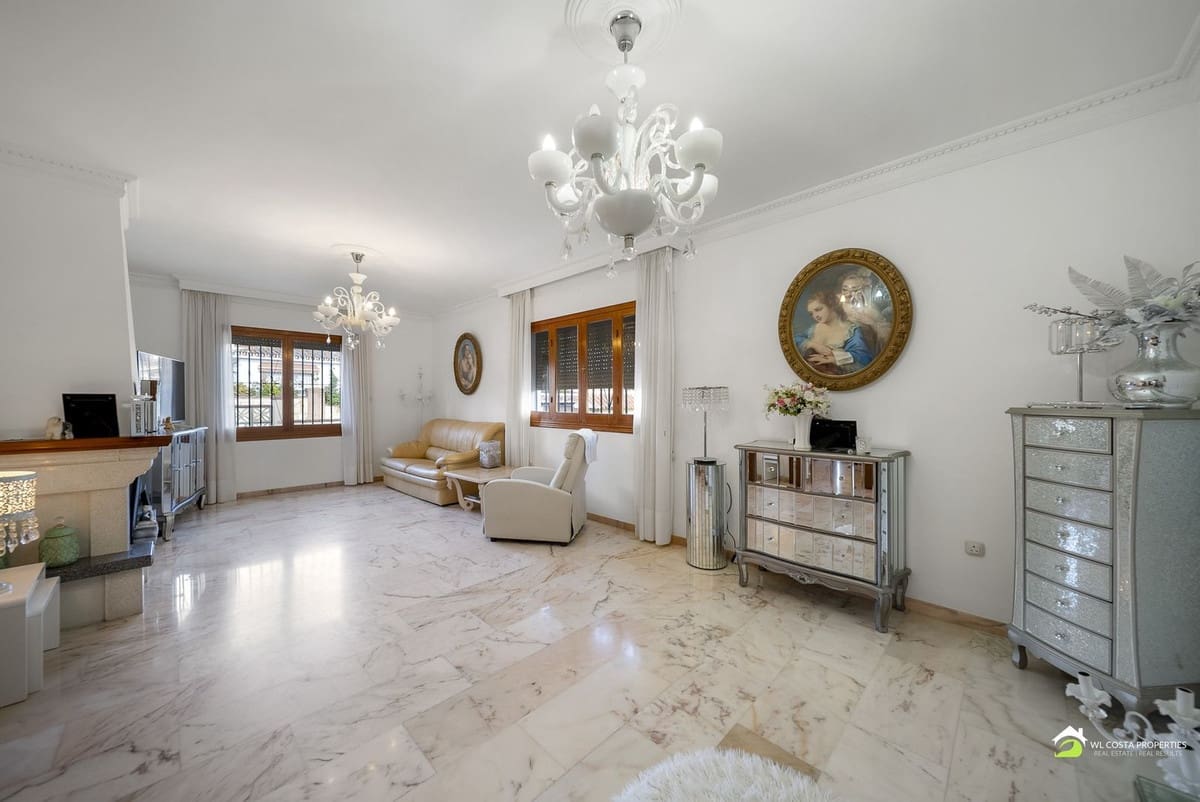 3 bedroom Villa for sale in Benalmadena Costa with pool - € 699,000 (Ref: 9647691)