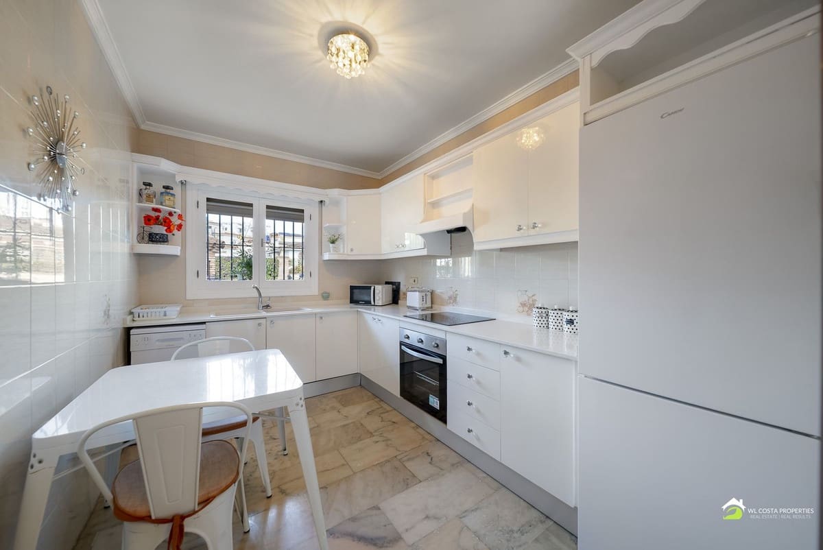 3 bedroom Villa for sale in Benalmadena Costa with pool - € 699,000 (Ref: 9647691)