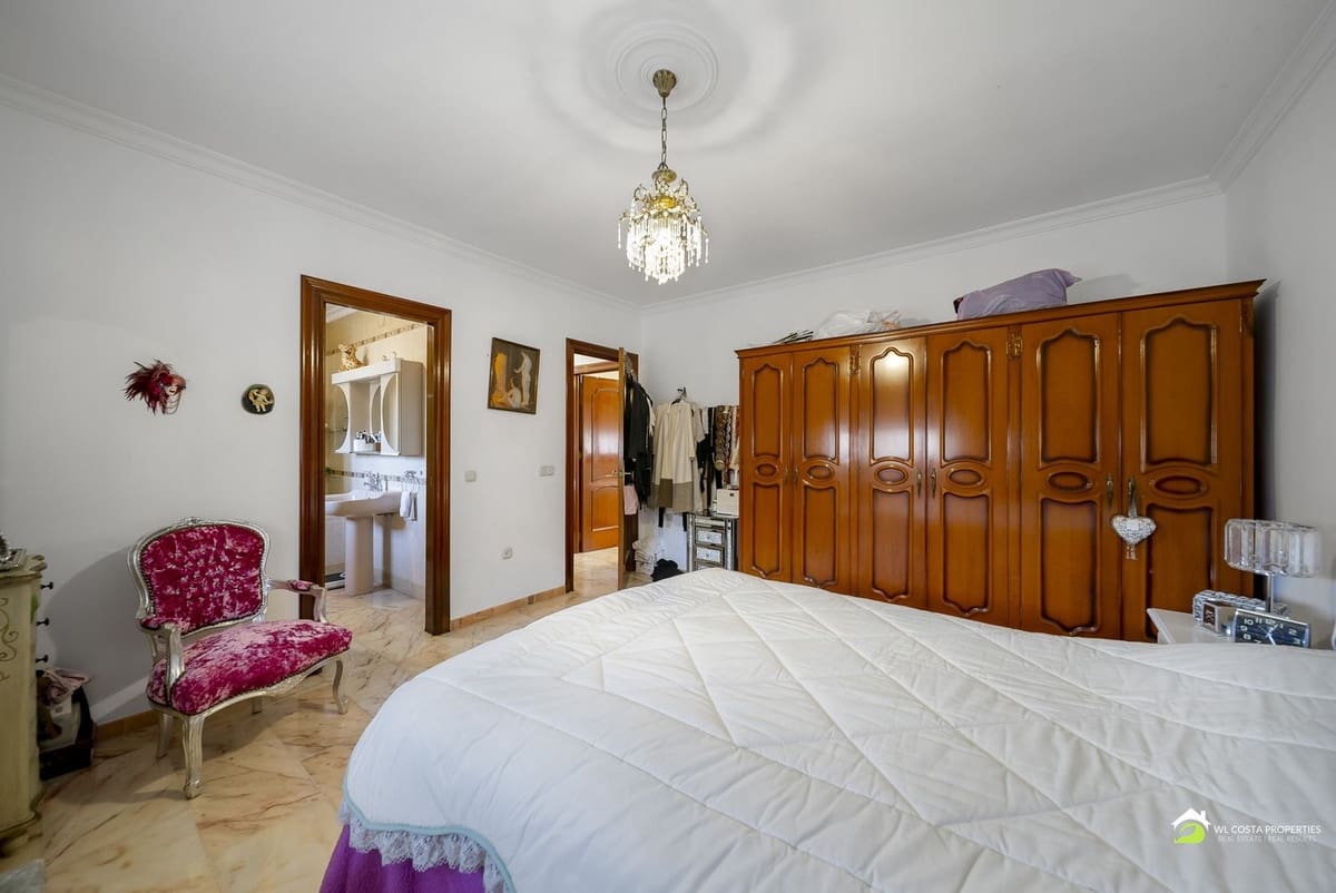 3 bedroom Villa for sale in Benalmadena Costa with pool - € 699,000 (Ref: 9647691)