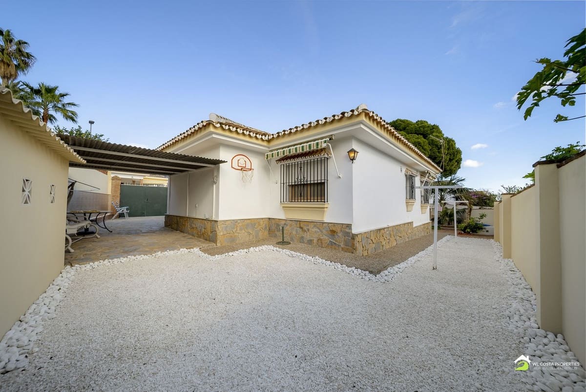 3 bedroom Villa for sale in Benalmadena Costa with pool - € 699,000 (Ref: 9647691)