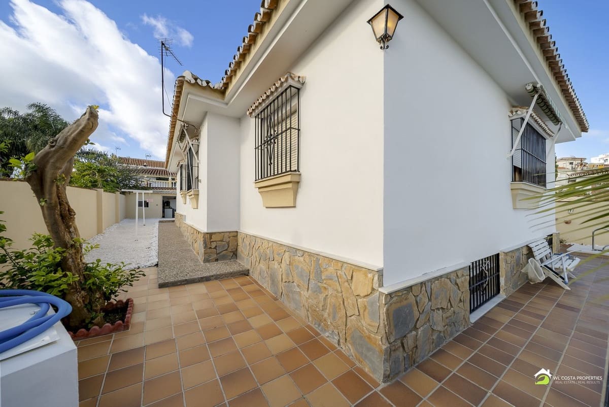 3 bedroom Villa for sale in Benalmadena Costa with pool - € 699,000 (Ref: 9647691)