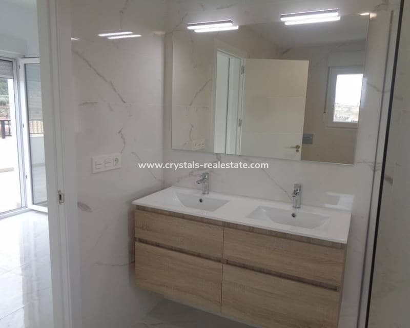 Chalet de 4 habitaciones en Pinoso en venta con piscina - 423.000 € (Ref: 8845701)