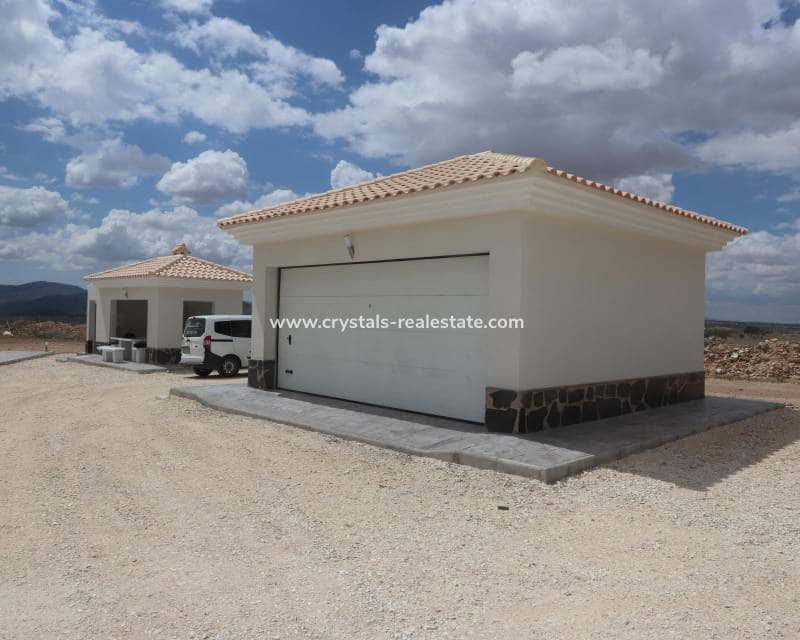 Chalet de 4 habitaciones en Pinoso en venta con piscina - 423.000 € (Ref: 8845701)