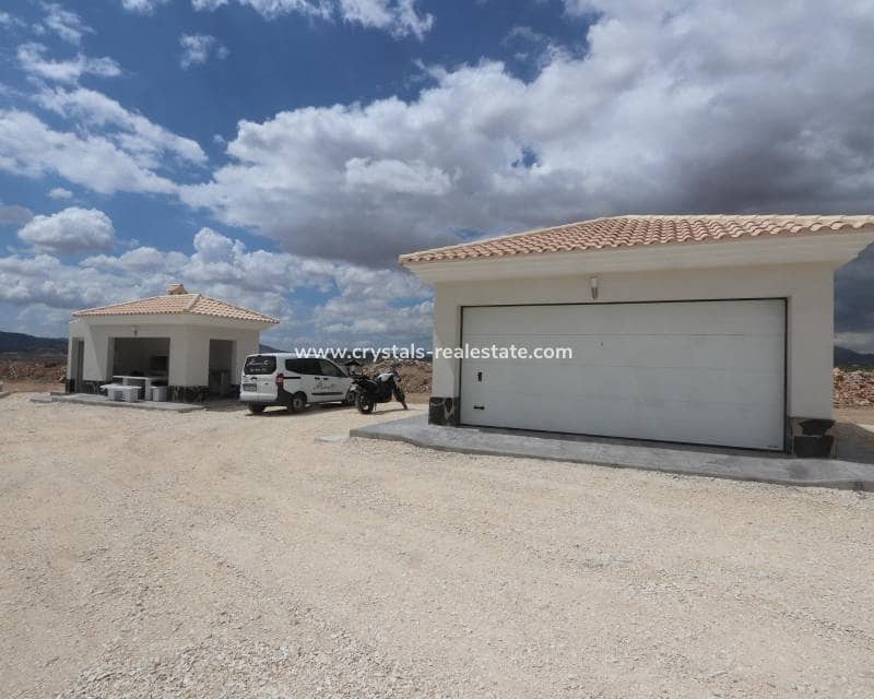 Chalet de 4 habitaciones en Pinoso en venta con piscina - 423.000 € (Ref: 8845701)