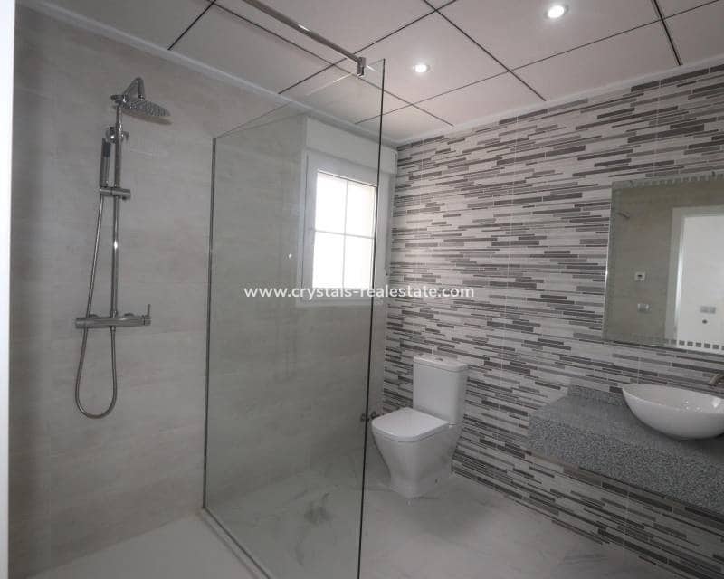 Chalet de 4 habitaciones en Pinoso en venta con piscina - 423.000 € (Ref: 8845701)