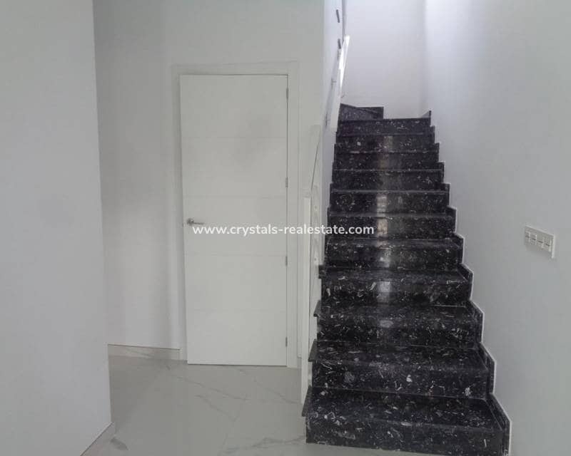 Chalet de 4 habitaciones en Pinoso en venta con piscina - 423.000 € (Ref: 8845701)