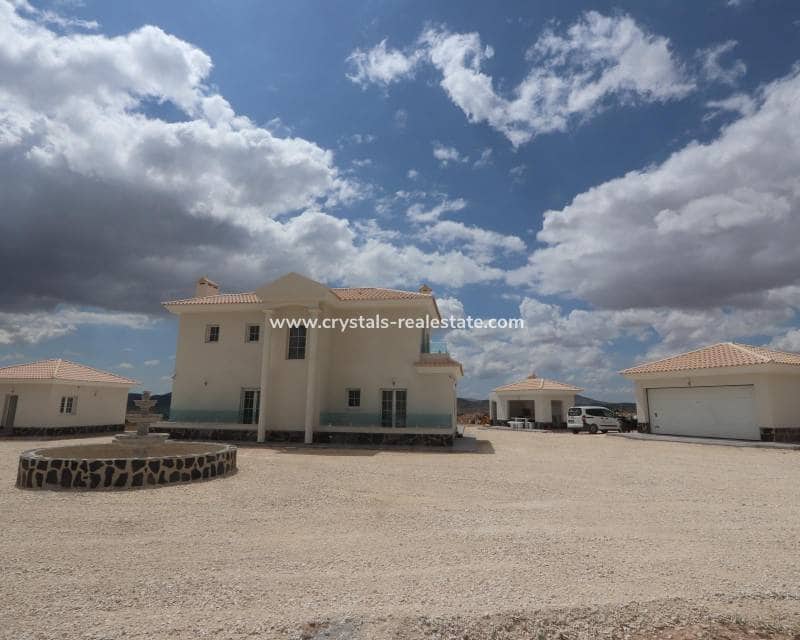 Chalet de 4 habitaciones en Pinoso en venta con piscina - 423.000 € (Ref: 8845701)