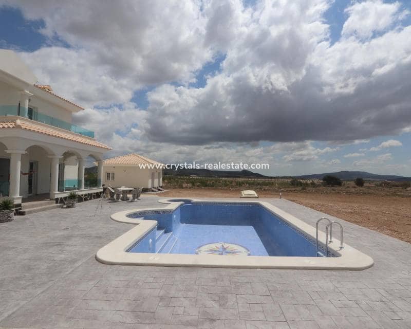 Chalet de 4 habitaciones en Pinoso en venta con piscina - 423.000 € (Ref: 8845701)