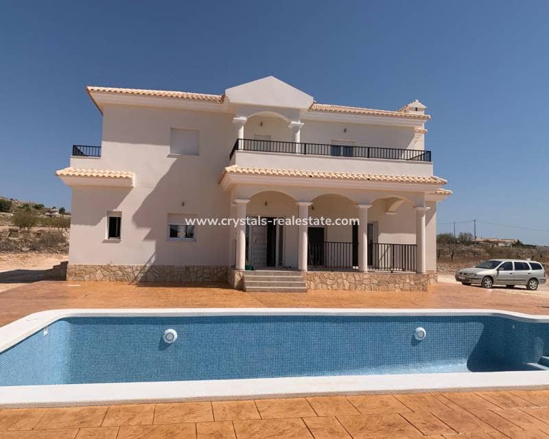 Chalet de 4 habitaciones en Pinoso en venta con piscina - 423.000 € (Ref: 8845701)