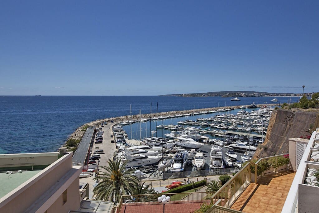 3 quarto Apartamento para arrendar em Puerto Portals com piscina garagem - 3 500 € (Ref: 10037086)