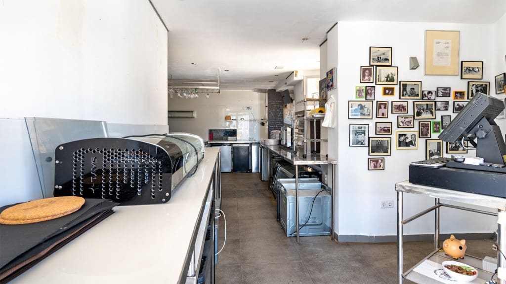 Commercial for sale in Puerto de Andratx - € 2,640,000 (Ref: 7371698)