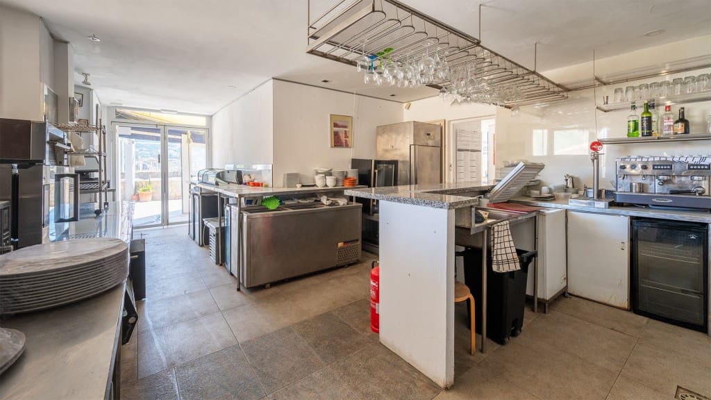 Commercial for sale in Puerto de Andratx - € 2,640,000 (Ref: 7371698)