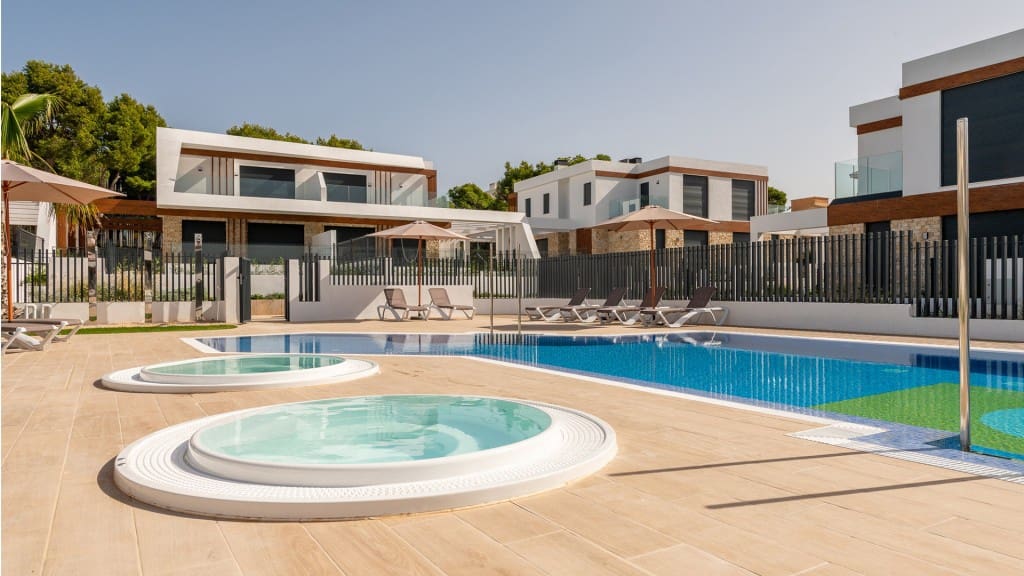3 bedroom Semi-detached Villa for sale in Cala Ratjada with pool - € 885,000 (Ref: 8523323)