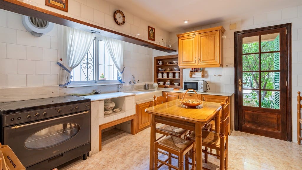 8 bedroom Villa for sale in Palma de Mallorca - € 975,000 (Ref: 8523494)