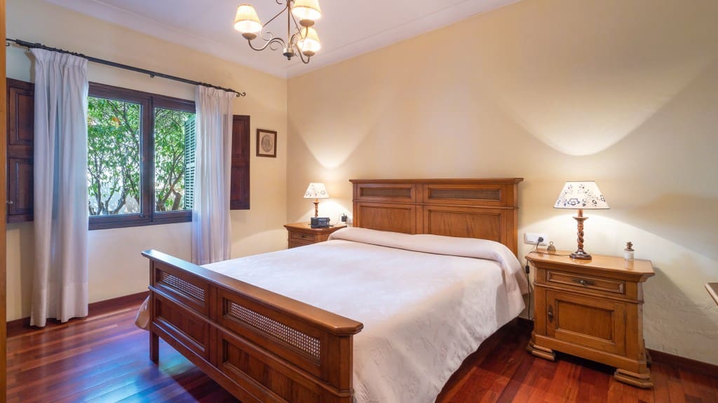 8 bedroom Villa for sale in Palma de Mallorca - € 975,000 (Ref: 8523494)