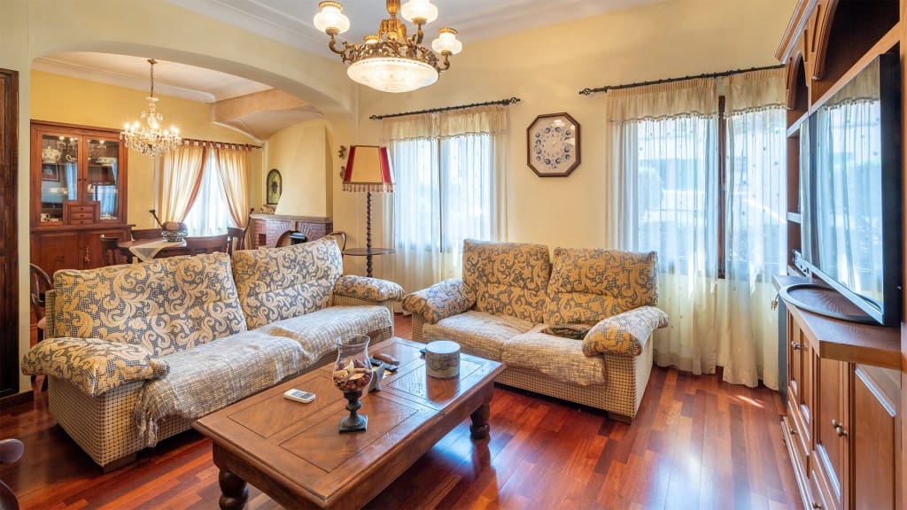 8 bedroom Villa for sale in Palma de Mallorca - € 975,000 (Ref: 8523494)