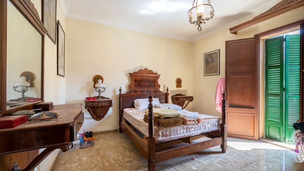 8 bedroom Villa for sale in Palma de Mallorca - € 975,000 (Ref: 8523494)