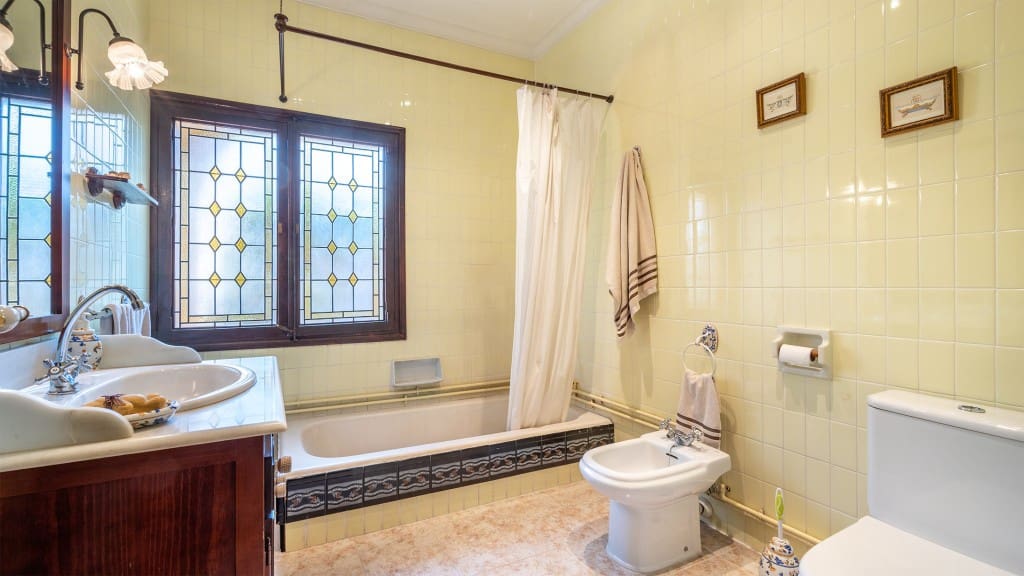 8 bedroom Villa for sale in Palma de Mallorca - € 975,000 (Ref: 8523494)