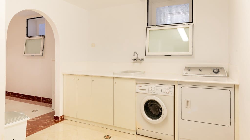 2 bedroom Villa for sale in Mal Pas-Bon Aire with pool - € 7,500,000 (Ref: 9254818)