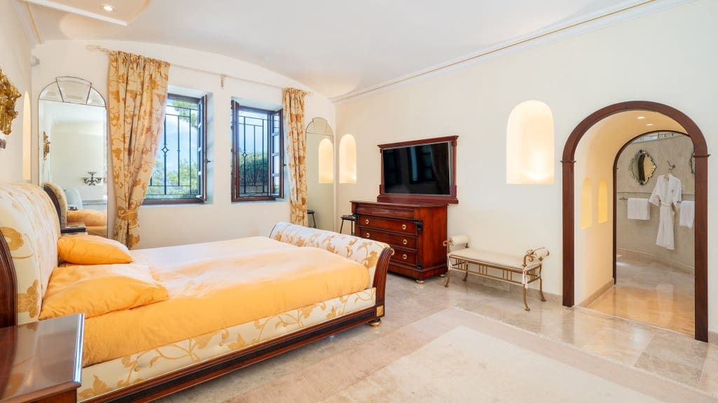 2 bedroom Villa for sale in Mal Pas-Bon Aire with pool - € 7,500,000 (Ref: 9254818)