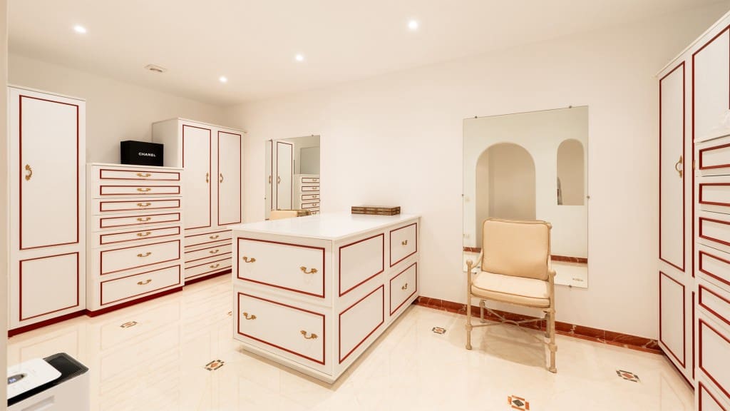 2 bedroom Villa for sale in Mal Pas-Bon Aire with pool - € 7,500,000 (Ref: 9254818)