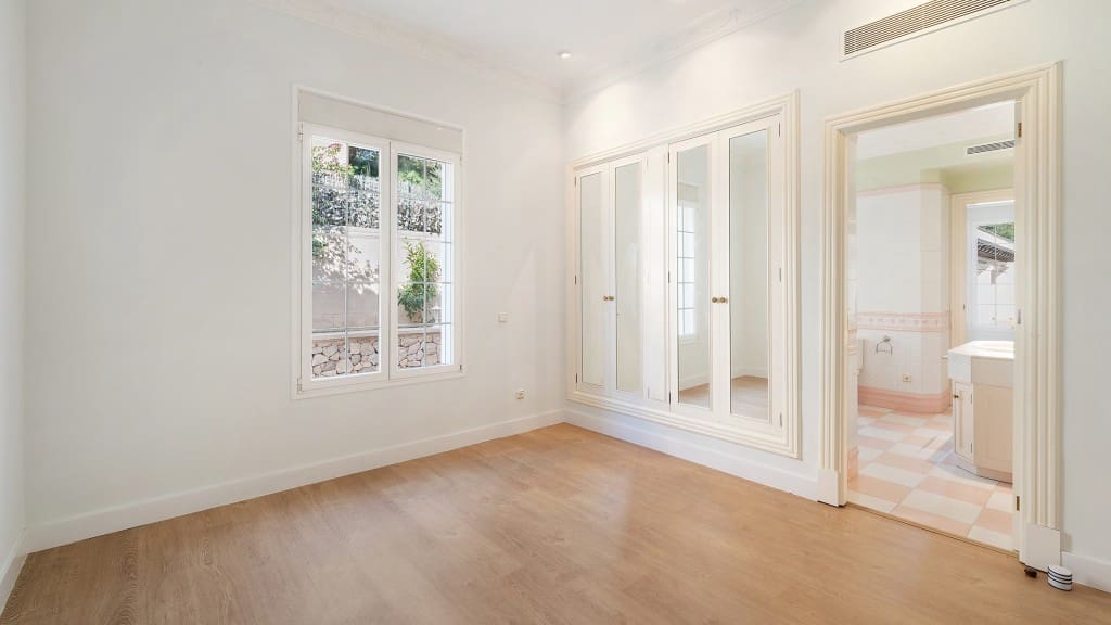 5 bedroom Villa for rent in Bendinat with pool garage - € 8,500 (Ref: 9353169)