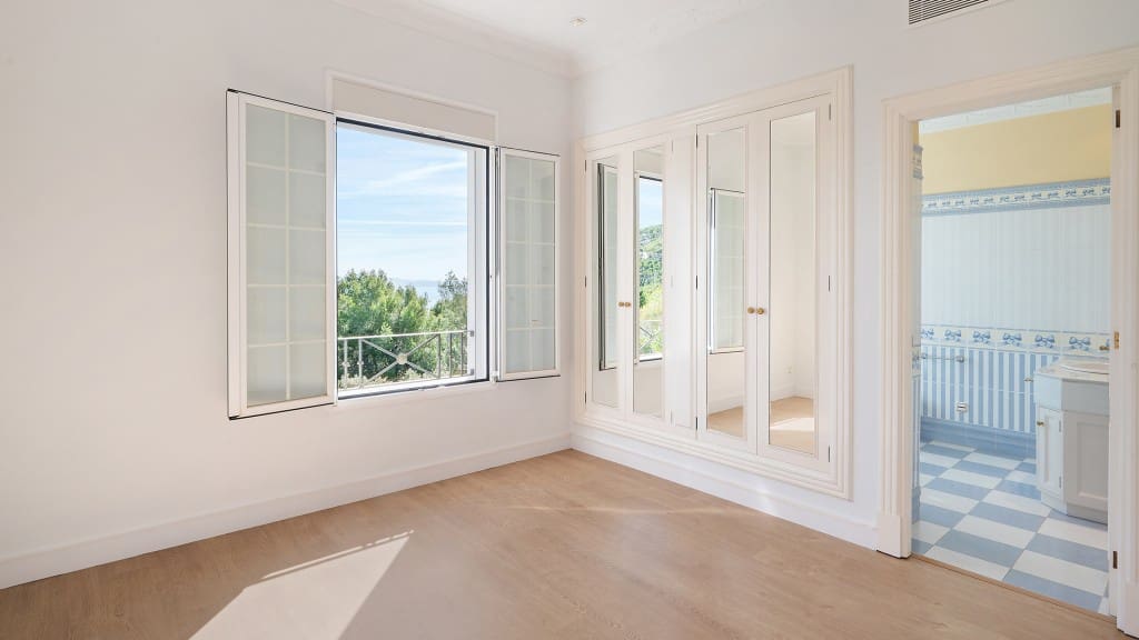 5 bedroom Villa for rent in Bendinat with pool garage - € 8,500 (Ref: 9353169)